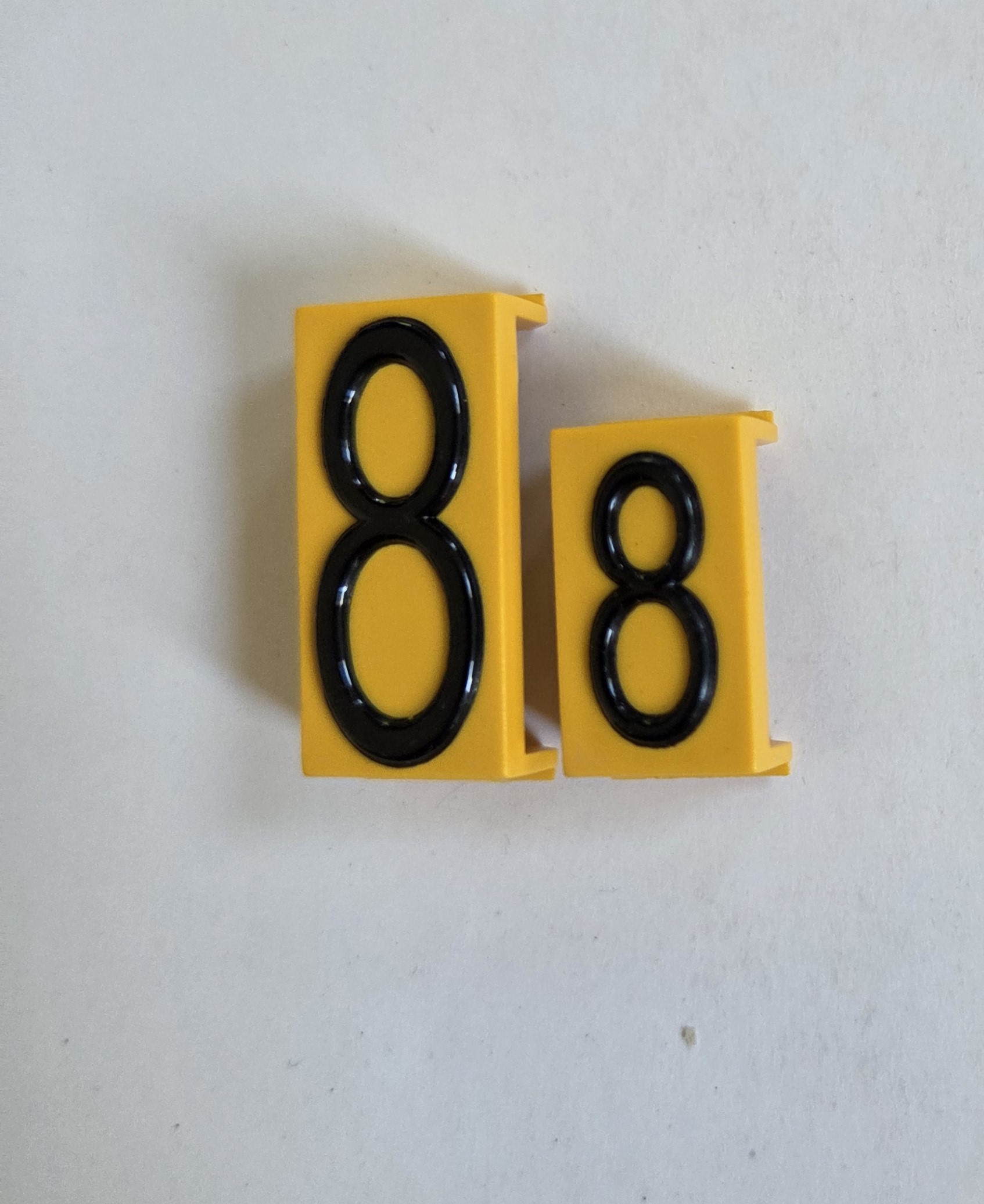 Kostka do tabliczki wymiennej cyfra"8"duża ST-IGG-1004:2015