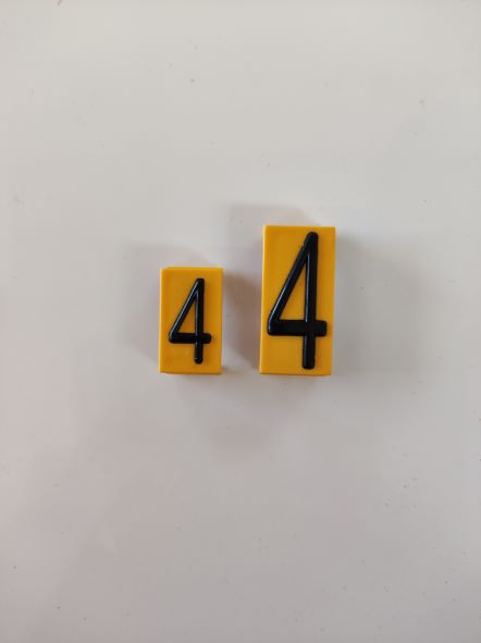 Kostka do tabliczki wymiennej cyfra"4"duża ST-IGG-1004:2015